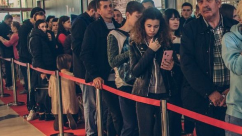 Перед открытием H&M в торговом центре собралась большая очередь. Фото: Информатор
