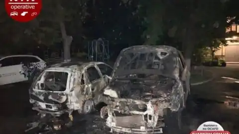 Сгоревшие автомобили. Скрин с видео