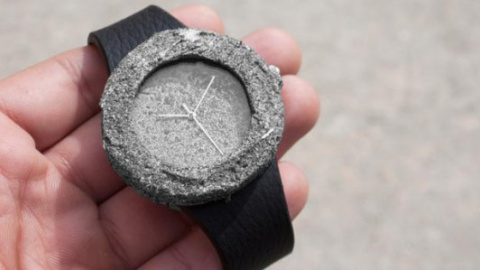 Дизайнеры делают часы из настоящих лунных камней