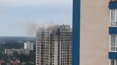 В элитном высотном доме рядом с посольством США в Киеве начался сильный пожар