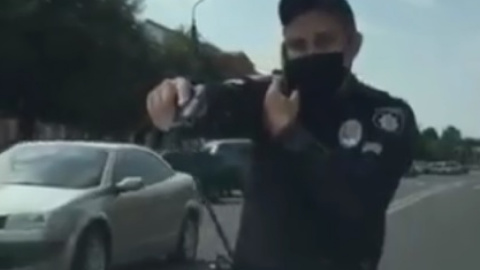 Полицейский направил пистолет на женщин с детьми. Скриншот видео