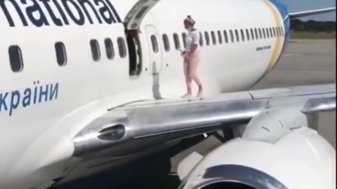 В "Борисполе" девушка гуляла по крылу самолета. Скриншот: instagram/dtp.kiev.ua