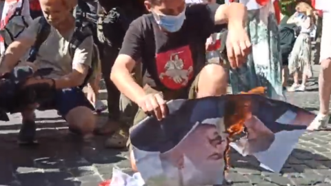 Акция протеста под посольством Беларуси в Киеве. Скриншот видео