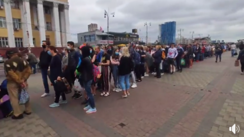 Черга біля входу на станцію метро "Вокзальна" розтягнулася на пів кілометра