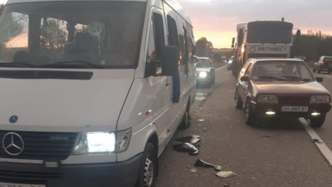 На трасі "Київ-Харків" обстріляли автобус з людьми