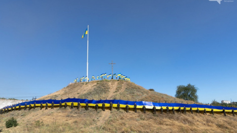 На Хортице развернули 100-метровый сине-желтый стяг. Фото: 061.ua