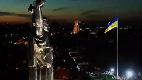 У Києві мер Кличко підняв найбільший прапор України