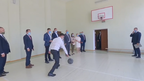 Зеленський з м'ячем. Скріншот відео