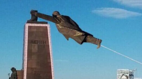 Затянувшийся снос памятника Ленину в Запорожье рассмешил соцсети