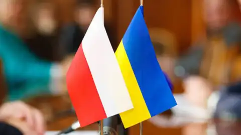 2 апреля неизвестные сожгли под зданием посольства Польши в Киеве флаг страны. Фото: joinfo.ua

