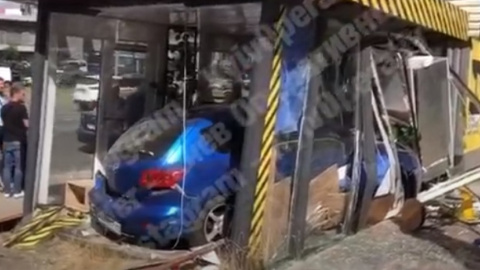 У Києві автомобіль протаранив кав'ярню. Скріншот відео