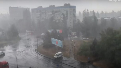 В Одесі рух на дорогах паралізувало через потужну зливу з грозою та повалені дерева