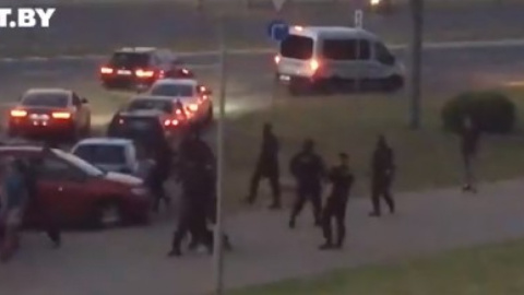 В центре Минска собрались десятки тысяч людей. ОМОН закидывают бутылками