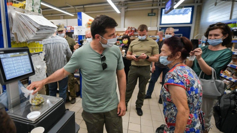 Зеленський у Бахмуті зайшов в АТБ за кавою та солодощами. Фото: Telegram/Zelenskiy / Official