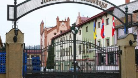 Ініціатором встановлення  пам'ятника є "Львівська  пивоварня".