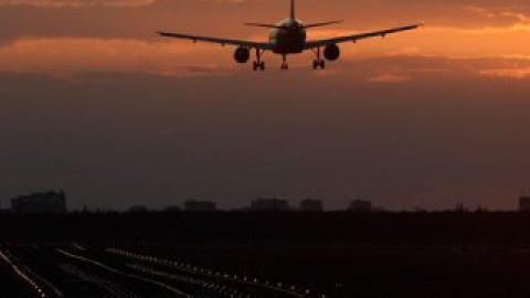 Сообщается также, что летчик является иностранцем и работает в Индонезии по контракту.