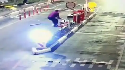 Полиция задержала киевлянина, который уничтожил шлагбаум на Трухановом острове. Скриншот: facebook.com/Vitaliy.Klychko