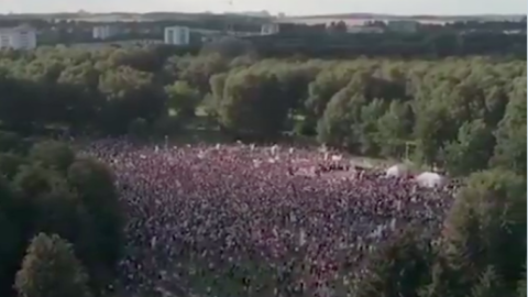 У Мінську пройшов масовий мітинг на підтримку Тихановської. Скріншот: Твіттер
