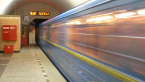 Поезія прикрасить поїзд і дві станції столичної підземки.