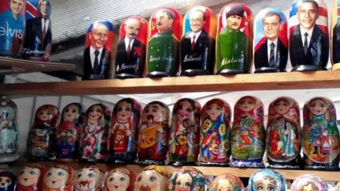 Матрешки с изображениями Путина, Медведева и Ленина обнаружены среди сувениров. Фото: facebook.com/kievtypical