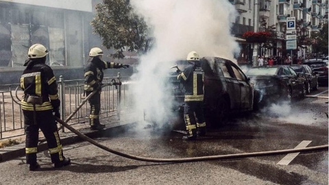 У центрі Києва вибухнув автомобіль, зайнялося сусіднє з ним авто