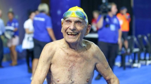 Джордж Коронес начал снова плавать лишь в 80 лет. Фото: bbc.com