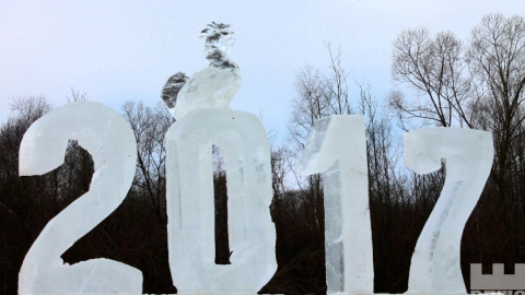 Для сооружения ледового городка потребовалось около 100 тонн льда