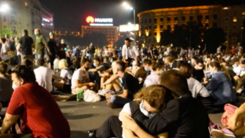 Мітинги в Сербії перейшли в "сидячий" формат. Скріншот: facebook/BalkanObserverforUkraine