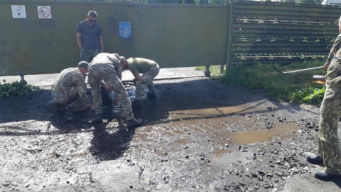 Військові вигрібали воду з калюж перед візитом Зеленського в Луцьк. Фото: 24 канал
