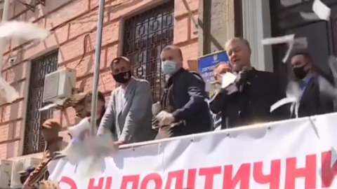 В Петра Порошенка кинули сувенірними грошима. Скріншот відео