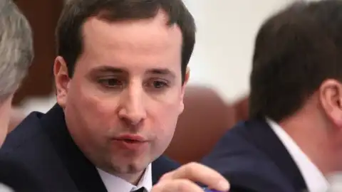 На руки министр получил 35 826,42 гривен.