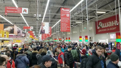 Передноворічний вечір тисячі українців проводять у чергах. Фото: Facebook/В'ячеслав Чечило