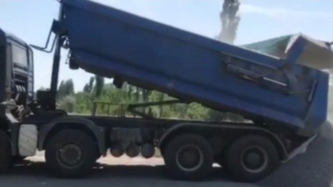 Водитель грузовика отказался проходить габаритно-весовой контроль. Скриншот видео