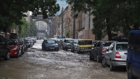 В Одесі пройшла сильна злива — на вулицях утворилися ріки, водоспади і озера
