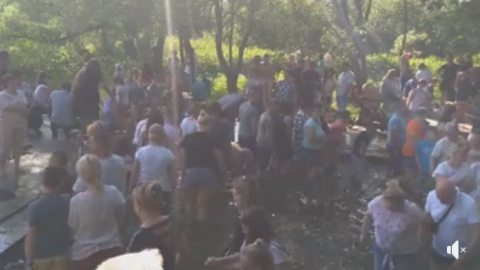 Близько сотні людей влаштували масове купання в джерелі біля Львова
