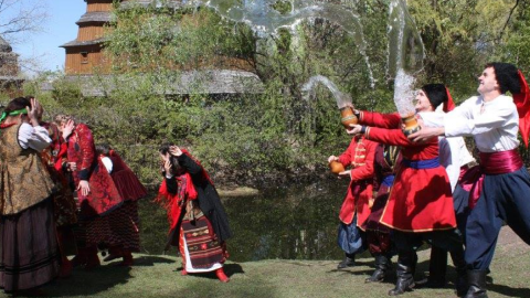 Неженатые казаки и казачки воссоздали старинный обряд. Фото: facebook.com/mamajeva.sloboda