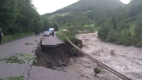 Дорога в Раховском районе. Фото: zk.dsns.gov.ua