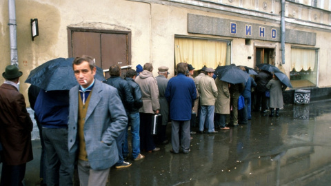 В условиях дефицита, очереди за алкоголем занимались с утра. Фото: livejournal.com @nicolaitroitsky