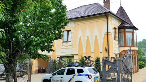 Будинок в Чернівецькій області, де поранили двох поліцейських. Фото: Нацполиция