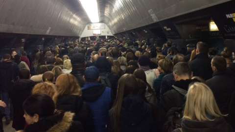 Станции метро и пересадки были закрыты в час пик