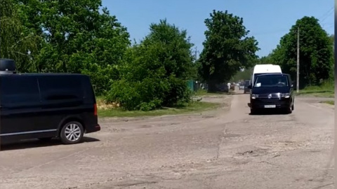Мінімум 15 автомобілів: кортеж Зеленського в Чернігові зняли на відео