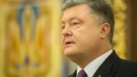 Порошенко наградил премьеров Кувейта и Катара именным огнестрельным оружием