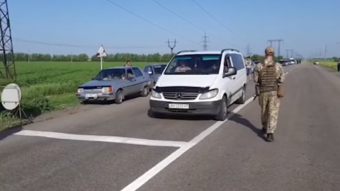 Біля КПВВ "Маріїнка" і "Станиця Луганська" люди займали чергу за кілька годин до відкриття