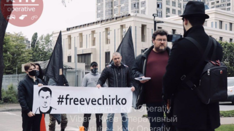 В Киеве прошел митинг в поддержку украинца, который пытался на бензовозе проехать через толпу американцев