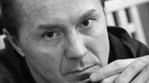 Тело 50-летнего актера обнаружили в его собственной квартире в Москве.
