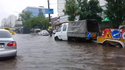 Повінь у Києві біля станції метро Чернігівська. Фото УН