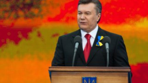 Віктор Янукович виступає перед ветеранами з нагоди Дня перемоги.