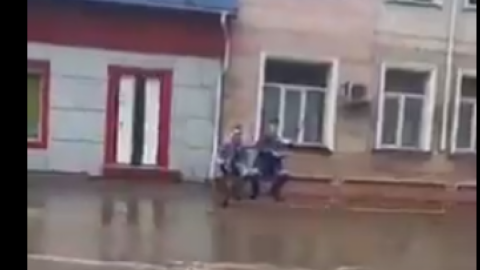 В Одессе на затопленной Пересыпи рыбаки с удочками ловили рыбу