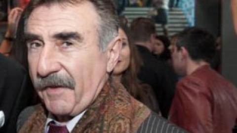 Ведучий програми - заслужений артист Росії Леонід Канєвський, легендарний майор Томін з популярного серіалу "Слідство ведуть знатоки".