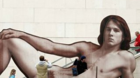 Идея провести подобную акцию была высказана немецким сообществом нудистов, отправившим запрос музею.